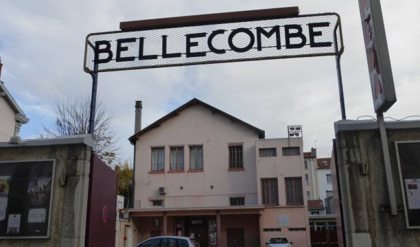 Le cinéma de quartier se trouve au fond d' une cour au cœur de Bellecombe. Photo Cathebras - Robert