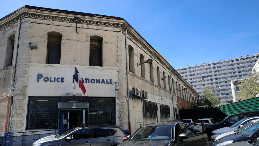 Un homme poignardé au thorax se présente au commissariat de Félix-Pyat