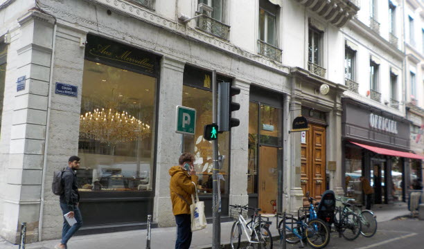 Le cours est riche en boutiques. Photo Marie-Agnès Laffougère