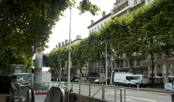 Le cours Franklin-Roosevelt et sa station de métro Foch, sur la ligne A. Photo Marie-Agnès Laffougère