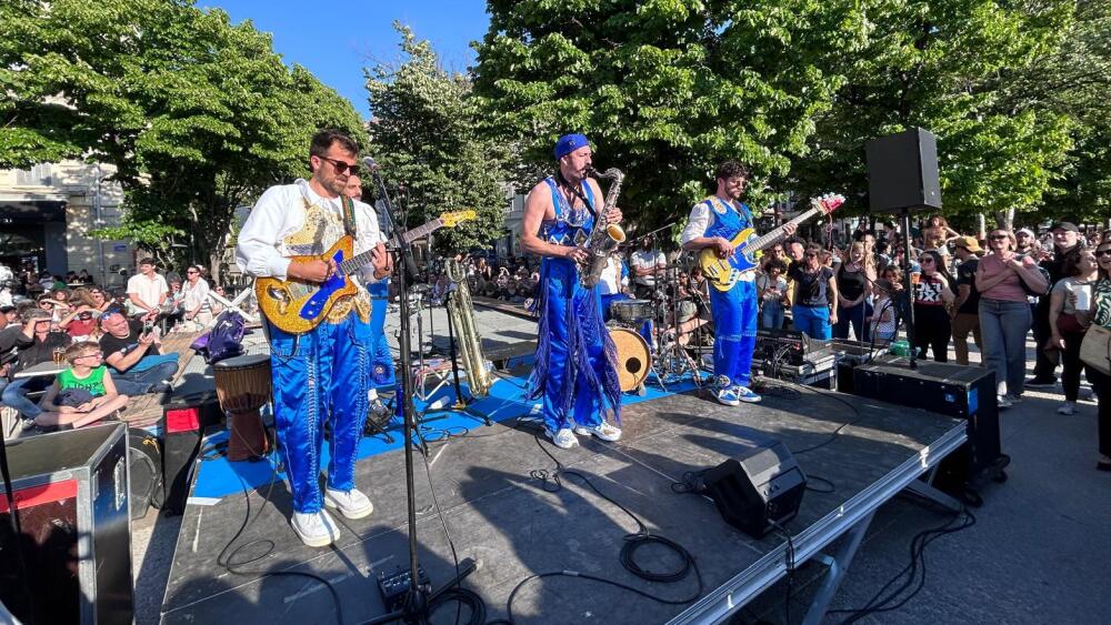 Le groupe Deluxe crée la surprise en donnant un mini-concert à La Plaine à Marseille