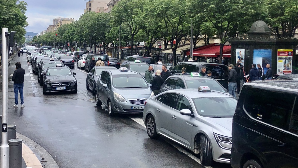 Marseille, aéroport, Aix TGV... les taxis maintiennent la pression avec plusieurs barrages filtrants