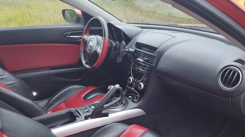Le planche de bord de la Mazda RX-8 ne manque pas de personnalité, à défaut de briller par la qualité de ses plastiques.