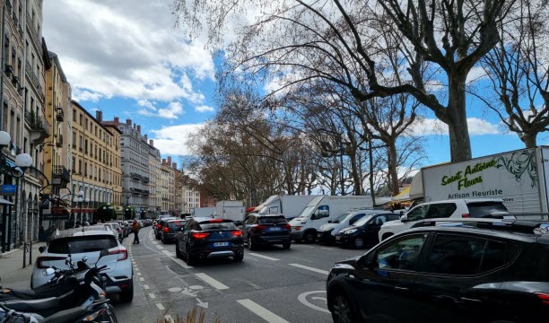 Le quai Saint-Antoine, un dimanche, jour de marché.   Photo Nadine Micholin