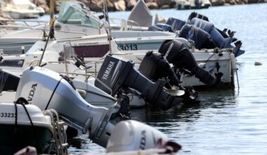il surprend deux hommes armés en train de démonter son bateau