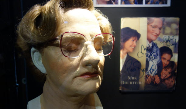 Le visage de Madame Doubtfire Ce « visage » a une vraie présence. C’est la vraie prothèse portée par le génial Robin Williams pour se transformer en nounou de ses propres enfants dans le film Madame Doubtfire de Chris Colombus (199 3). C’est en fait un assemblage de 13 prothèses (+ perruque) qui nécessitait 4 heures de maquillage ! Elle a été créée par la star du maquillage de cinéma, Ve Neill, à qui elle a d’ailleurs rapporté un Oscar. Elle a été depuis restaurée dans les ateliers du musée. Photo Delphine Givord
