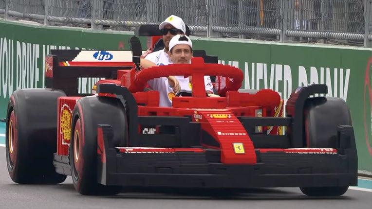 la géniale parade des pilotes en Formule 1 LEGO