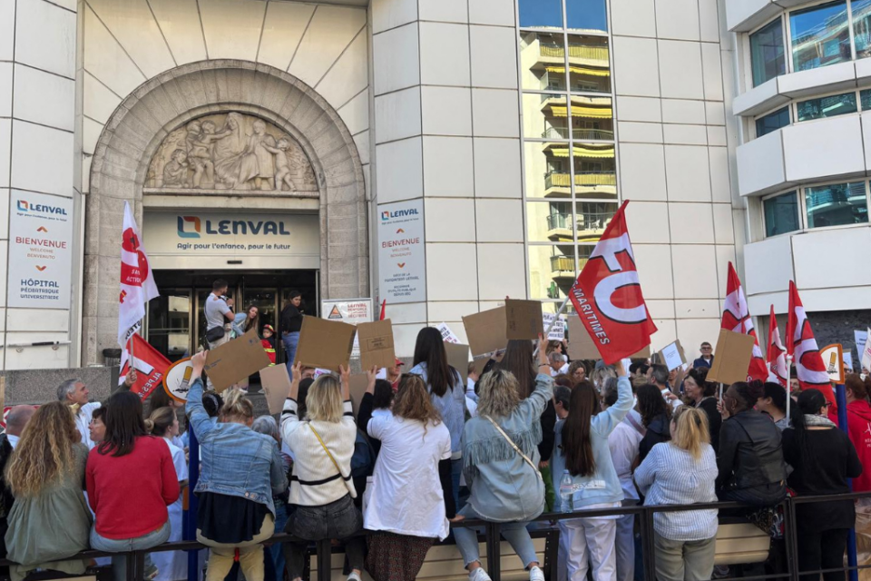 Une centaine de soignants était mobilisée ce mardi matin devant l'hôpital.