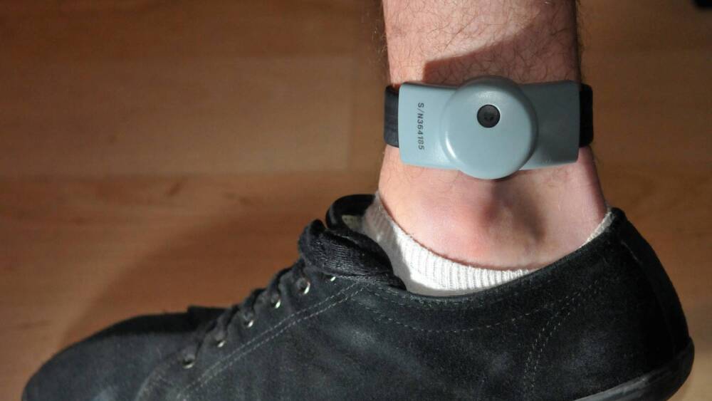 un homme casse délibérément son bracelet électronique pour retourner en prison