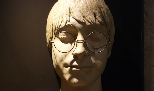 Les premières lunettes d’Harry Potter Le plus célèbre des petits sorciers a sa propre vitrine, avec une baguette magique, la lettre et ses premières lunettes, portées par Harry, alias Daniel Radcliffe, tout petit, dans le premier volet de la saga, Harry Potter à l’école des sorciers (2001) de Chris Columbus. Photo Delphine Givord