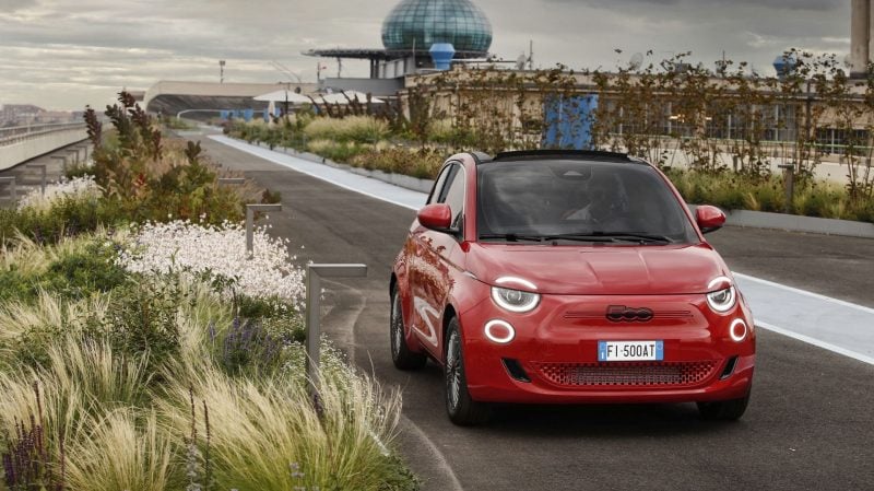 Les Renault 5 et Fiat 500 ont un temps symbolisées les voitures accessibles. 
