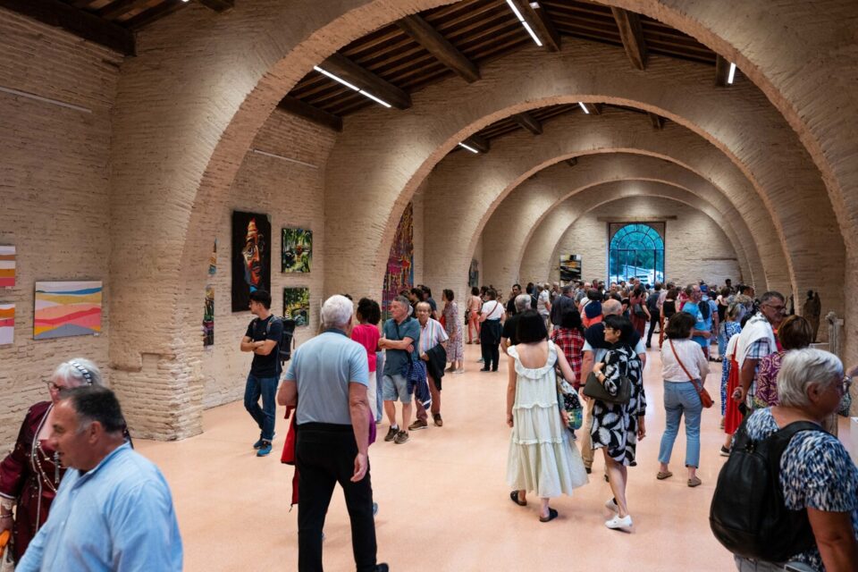 Dans l’Orangerie et les jardins, des artistes exposent des œuvres uniques. 