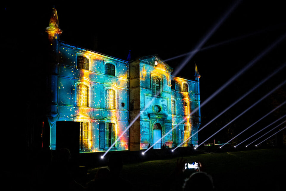 Quand la nuit tombe. La façade du château, côté jardin, devient l'écran d'un mapping vidéo monumental de 40 minutes. 