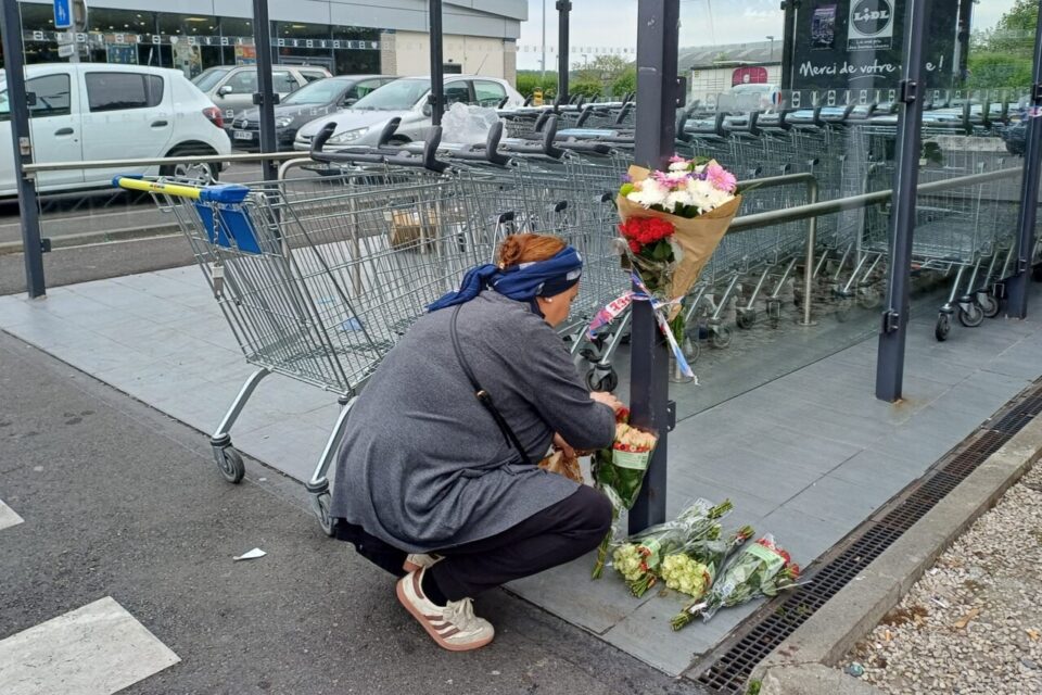Au lendemain des faits, plusieurs habitants sont venus déposer des fleurs sur le lieu de l'agression.