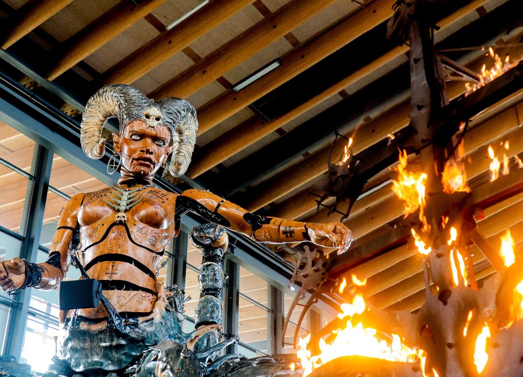 Après le départ de Lilith, une autre créature, déjà connue à Toulouse, débarque à la Halle de la Machine