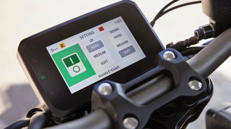 L'interface est fluide et les menus bien organisés. En revanche le joystick pour naviguer dans ceux-ci, placé sur le guidon à gauche, n'est pas hyper agréable surtout avec des gants hiver.