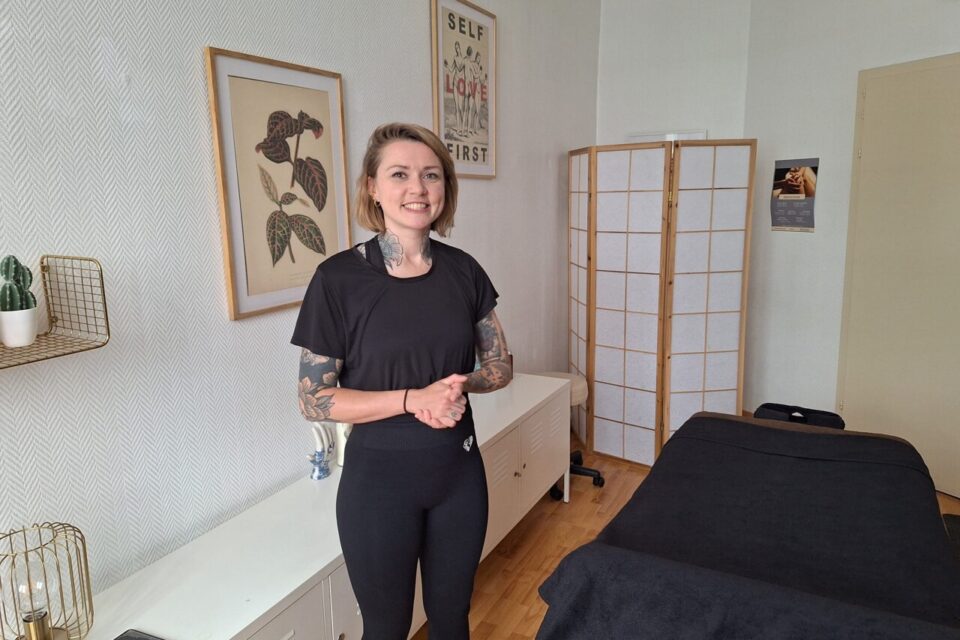 Lola dans son cabinet de massage à Strasbourg.