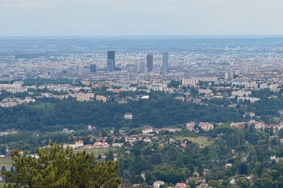 La vue sur Lyon est à couper le souffle depuis le calvaire du jardin de rocailles de Saint-Cyr-au-Mont-d'Or.
