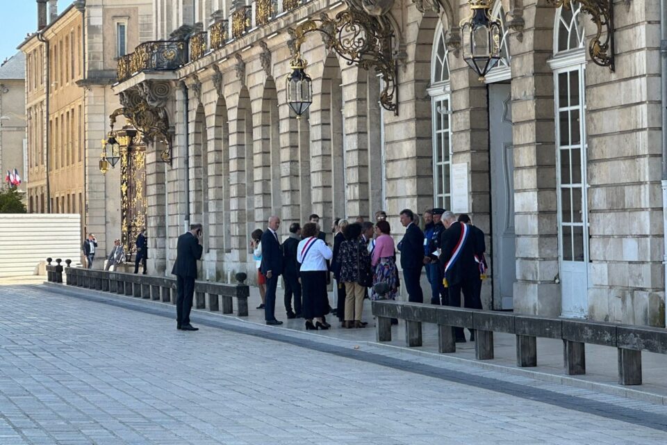 Les autorités locales attendent également devant l'hôtel de ville de Nancy.