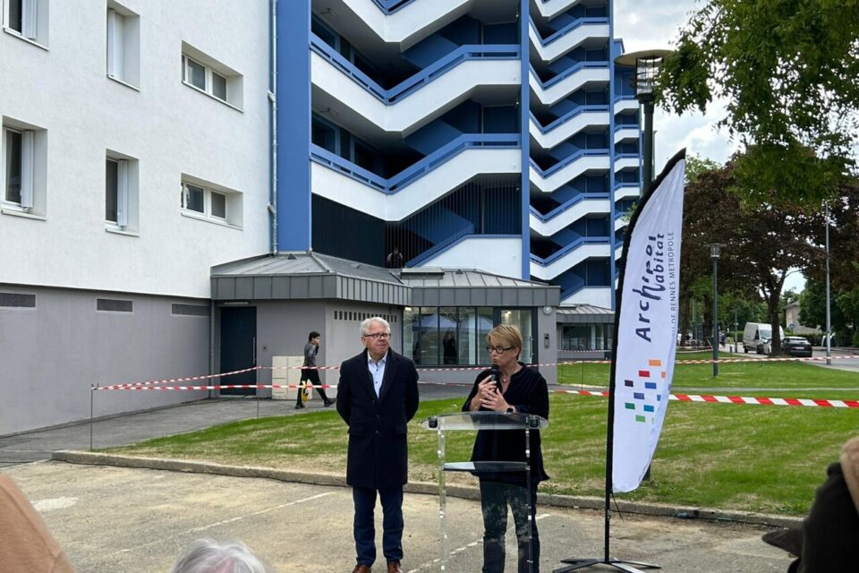 Nathalie Appéré, maire de Rennes, était présente à l'inauguration du Grand Bleu le 6 mai 2025 et a félicité le résultat des travaux.