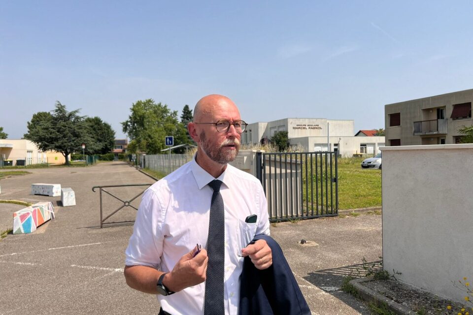 Le maire LR de Meyzieu, Christophe Quiniou, en colère après l'annulation du déplacement de Gabriel Attal au groupe scolaire incendié.