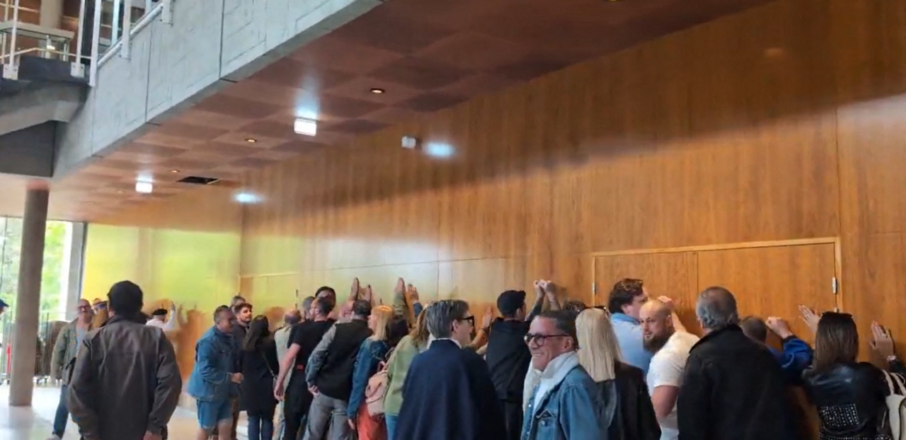 Grenoble. Coup de force des habitants en colère en plein conseil municipal, la scène filmée