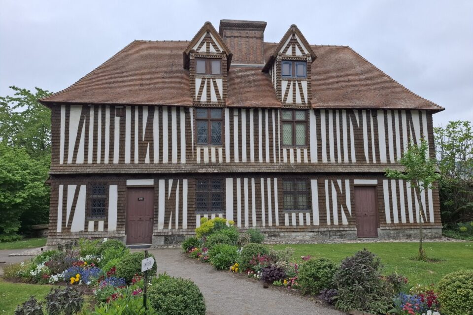 L'exposition à lieu dans la maison de famille des Corneille, à Petit-Couronne, près de Rouen (Seine-Maritime).