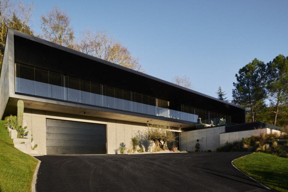 La Maison Noire est encastrée dans la colline, à Lacroix-Falgarde.