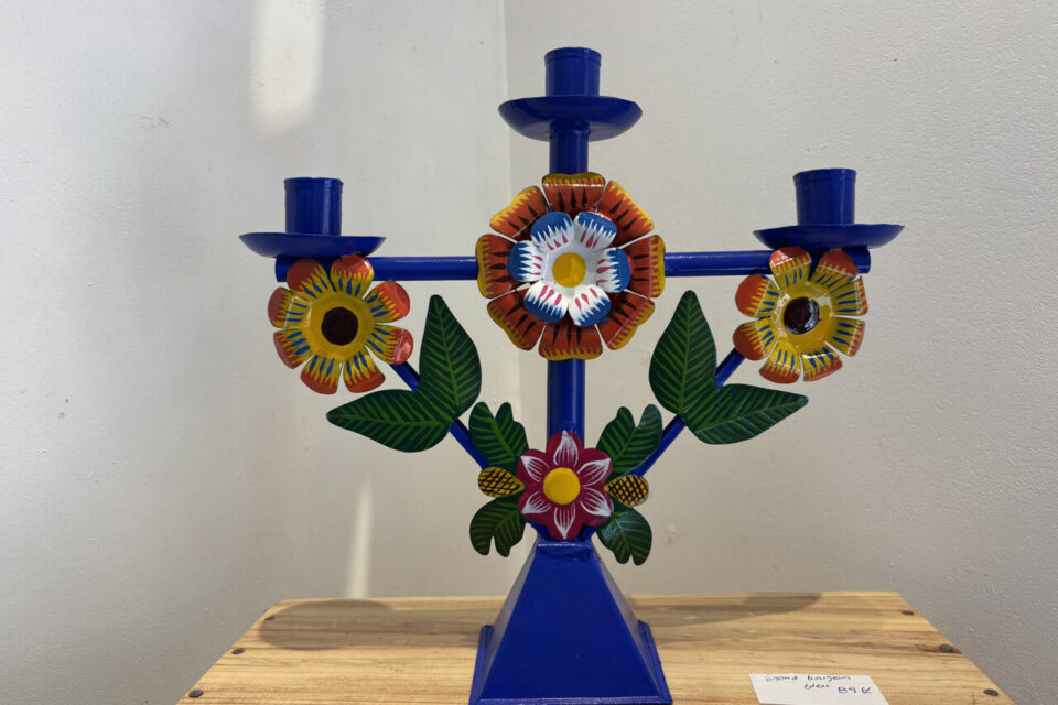 Les bougeoirs sont réalisés dans les ateliers de la famille Araujo à
Ayacucho. Ce sont des maîtres artisans qui utilisent des techniques traditionnelles.