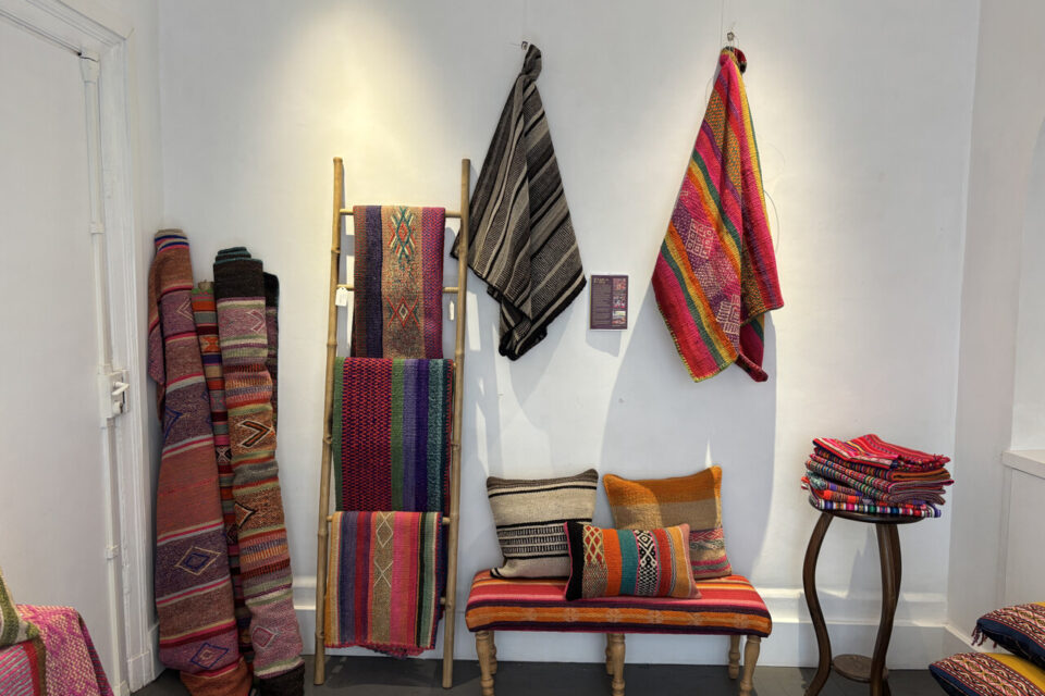 Les tapis sont fabriqués en laine de lama par la communauté Chinchero à Cusco, dans la Vallée sacrée des Incas.