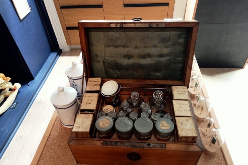 On peut découvrir au sein de la boutique une mallette d’apothicaire d’époque qu’il est rare de trouver en aussi bon état.