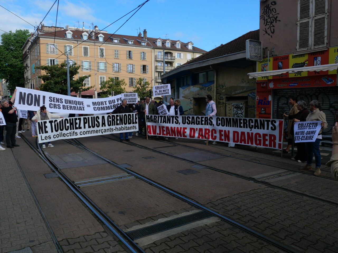 Grenoble. En colère contre les projets de la mairie, des habitants bloquent le tram