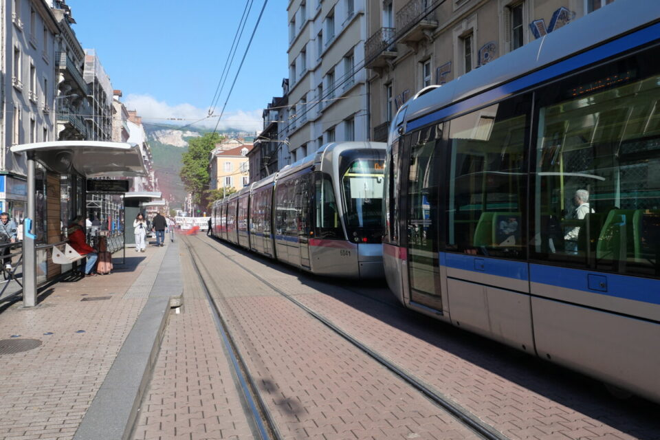 Les manifestants s'étant positionné sur les rails du tram A et B, les deux lignes ont été bloquées, mardi 13 mai au matin.