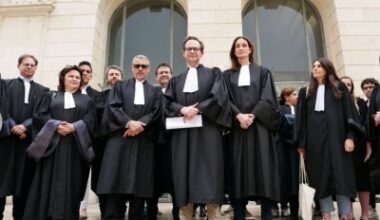 Des avocats niçois manifestent en robe contre la proposition de loi Attal