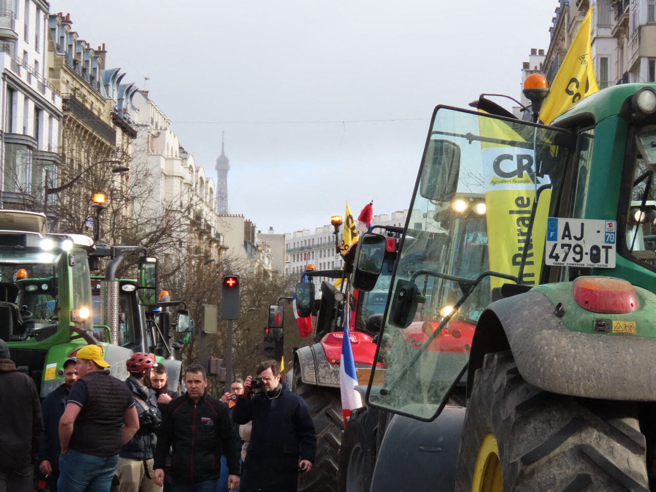 plusieurs routes bloquées, la circulation très difficile vers Paris