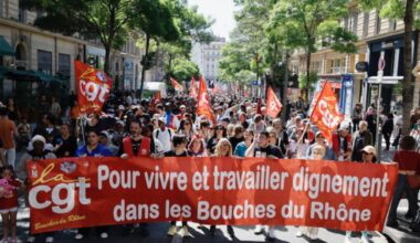 des milliers de Marseillais rassemblés sur le Vieux-Port pour le défilé