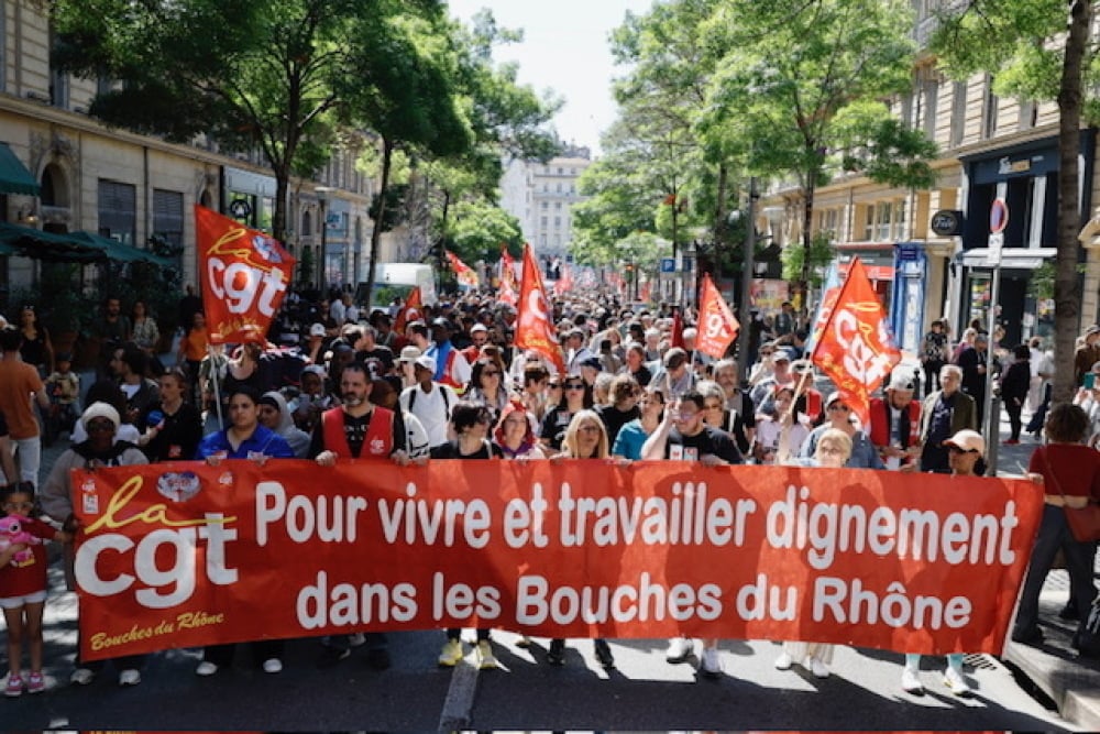 des milliers de Marseillais rassemblés sur le Vieux-Port pour le défilé