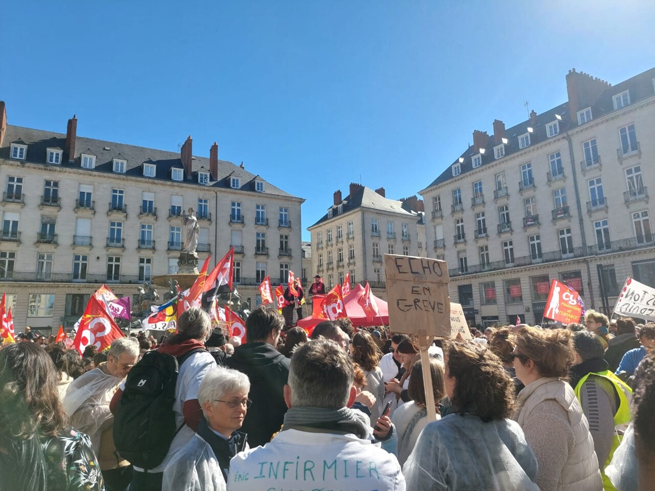 "défendre notre service public", les agents dans la rue mardi