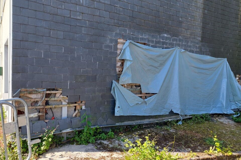 Le mur est endommagé.