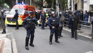 départs de feu, chauffeurs renversés, CRS casqués… la situation est très tendue