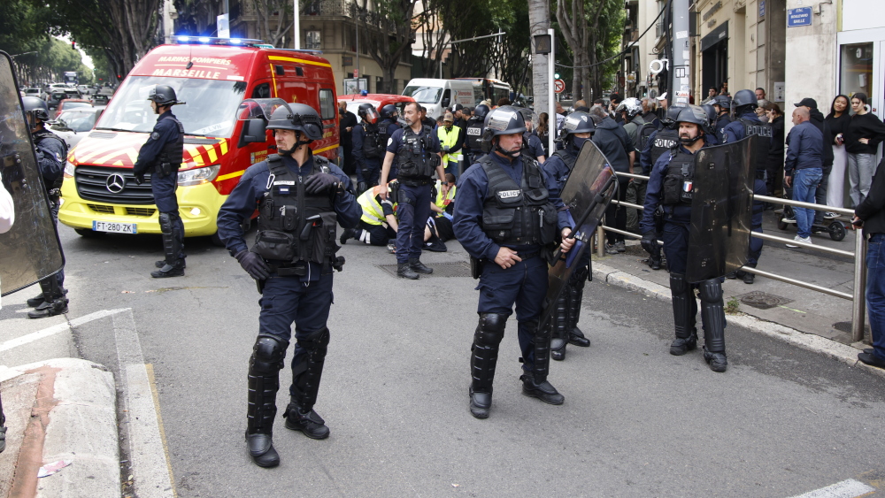 départs de feu, chauffeurs renversés, CRS casqués… la situation est très tendue
