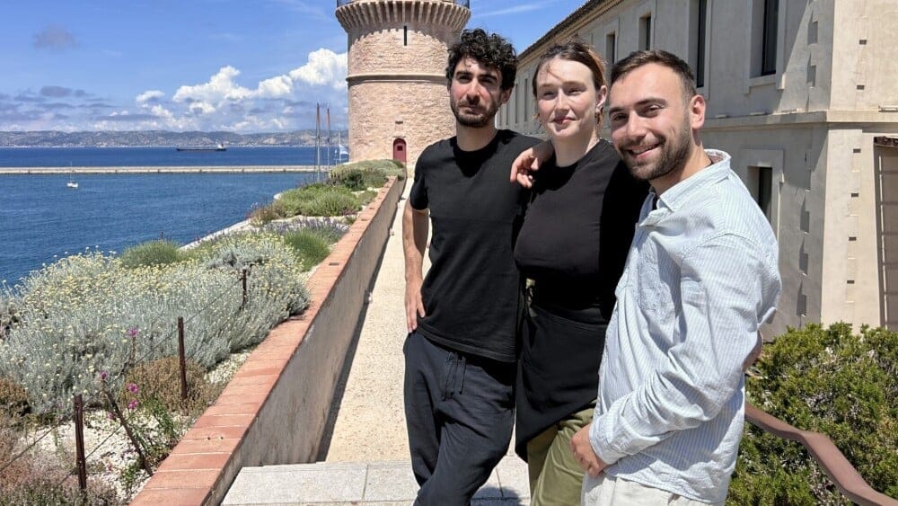 Mathieu Zard, Manon Flament et Henri Klausner, la nouvelle équipe du Café du fort, au fort Saint-Jean à Marseille.