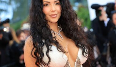 78e Festival de Cannes: Nabilla a retrouvé ses bagages... et porté une robe très suggestive lors de la montée des marches de "The History of Sound" ce mercredi