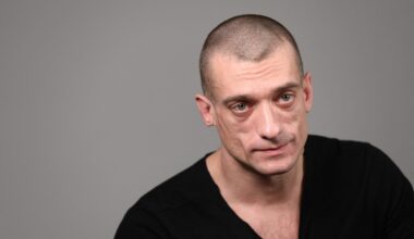 Piotr Pavlenski perturbe le procès de Mimi Marchand, l'artiste russe expulsé de force