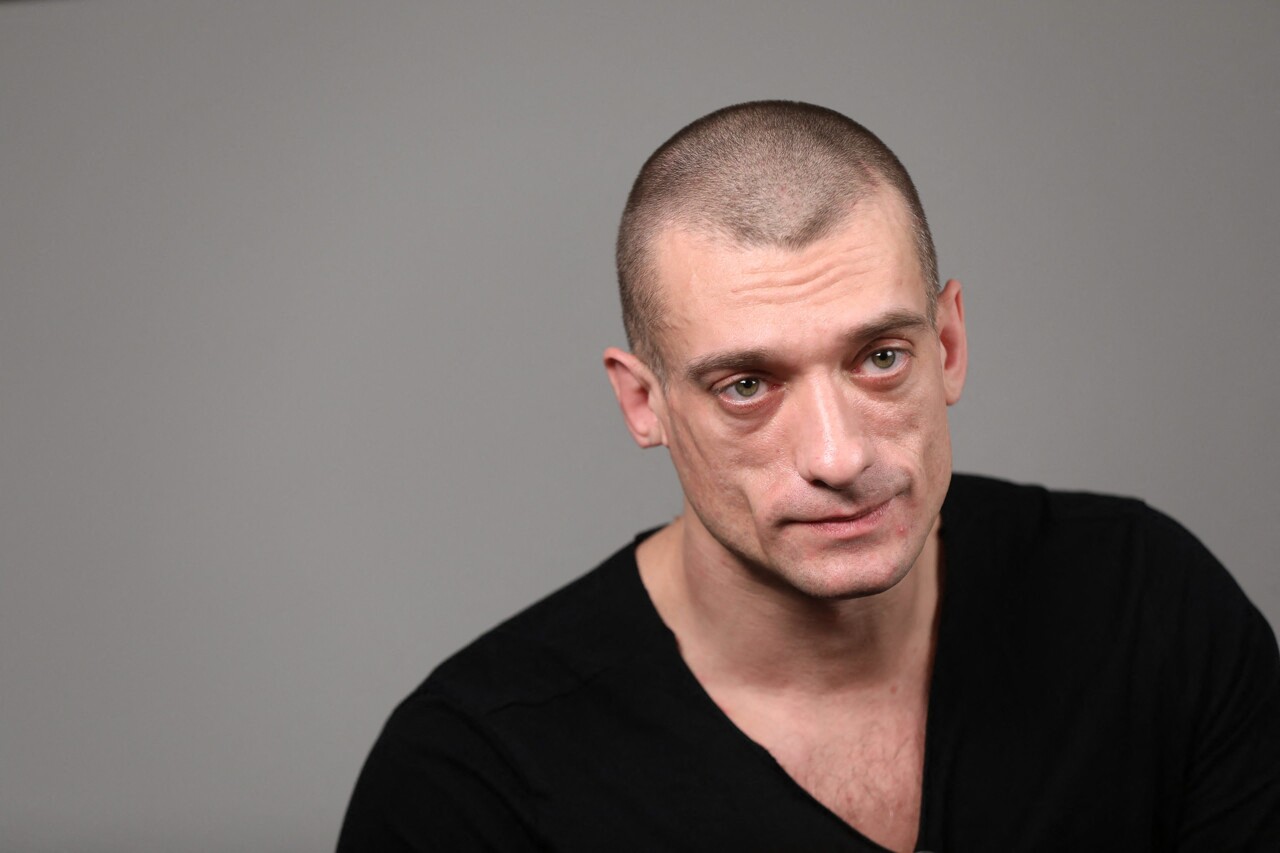 Piotr Pavlenski perturbe le procès de Mimi Marchand, l'artiste russe expulsé de force