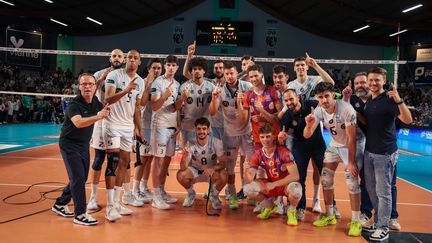 Les joueurs de Tours célèbrent après le match de l'Alterna Stade Poitevin Volley Ball (SPVB) contre Tours, à la salle Lawson-Body de Poitiers le 10 mai 2025 en finale aller de MSL. (MATHIEU HERDUIN / MAXPPP)