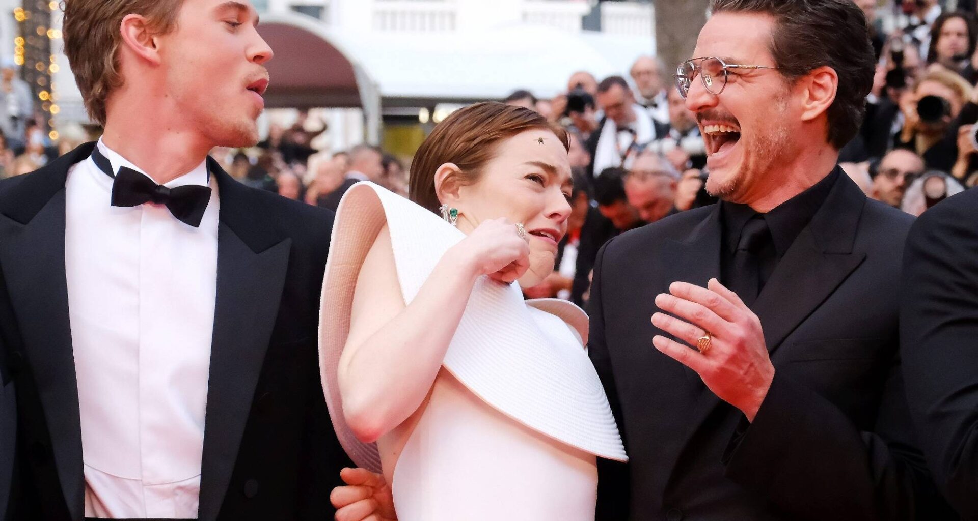 78e Festival de Cannes: nos photos d'Emma Stone effrayée par une abeille sur le tapis rouge, avec Austin Butler et Pedro Pascal hilares, ont tout pour devenir cultes