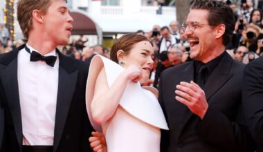 78e Festival de Cannes: nos photos d'Emma Stone effrayée par une abeille sur le tapis rouge, avec Austin Butler et Pedro Pascal hilares, ont tout pour devenir cultes