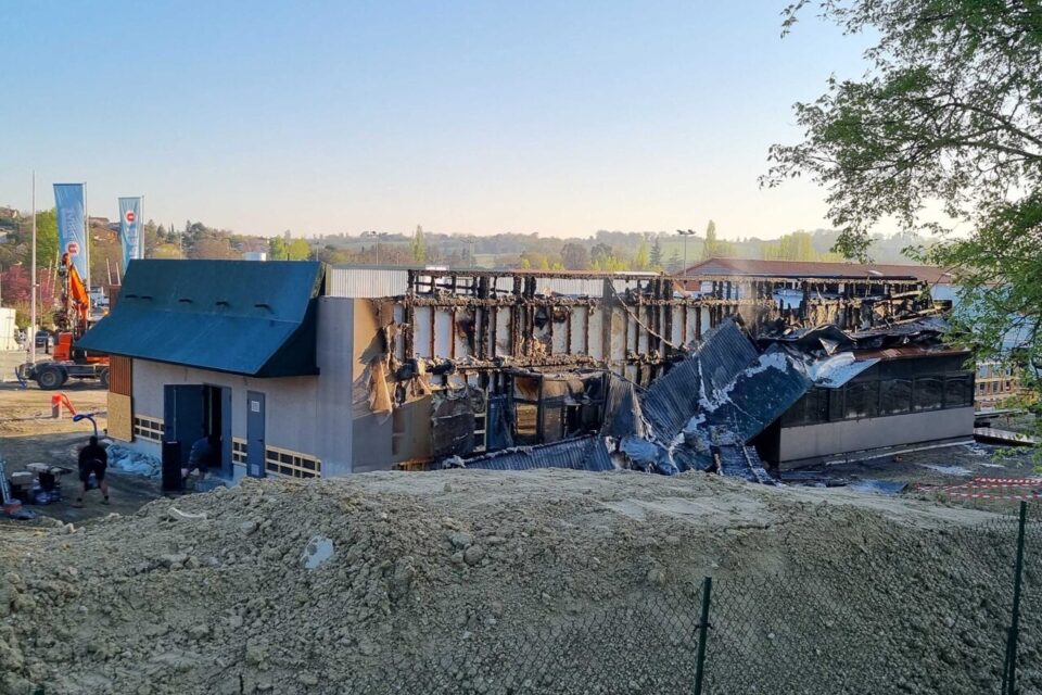 Le McDonald’s de Montrabé, au nord-est de Toulouse, a été incendié mardi 8 avril 2025 au petit matin 