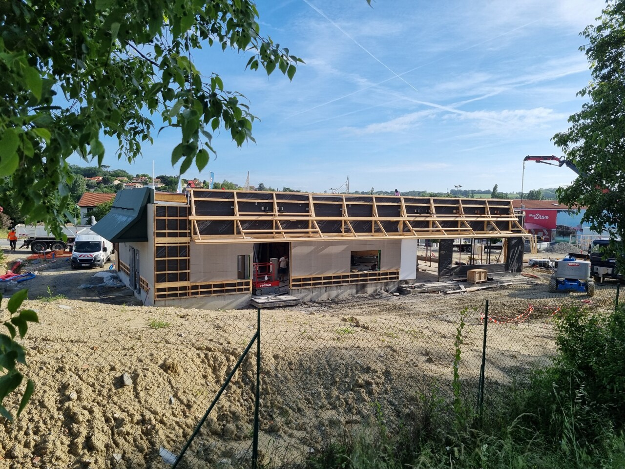Près de Toulouse. Les travaux ont repris sur le McDonald's incendié, mais le mystère est-il percé ?